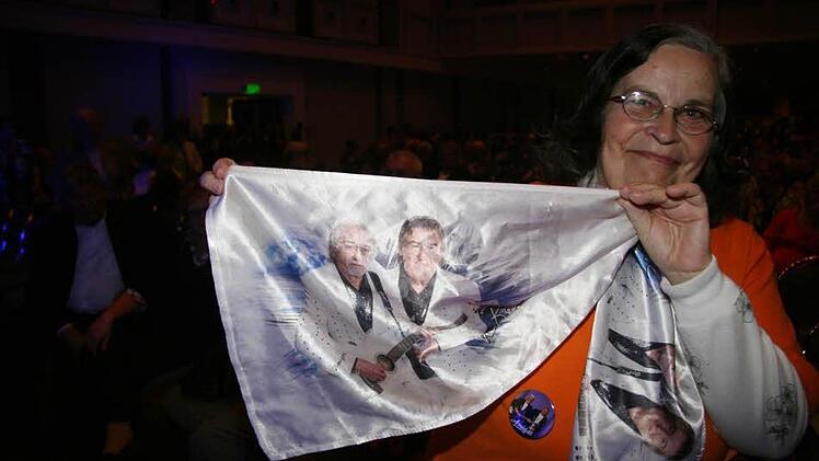 Fan-Seidenschal mit dem Konterfei von Karl-Heinz und Bernd Ulrich, Fan-T-Shirt, Fan-Tasche, Fan-Sticker und Fan-Pin - Martina Fretscher hat einfach alles. "Der Bernd ist ein echter Traummann", schwärmt sie