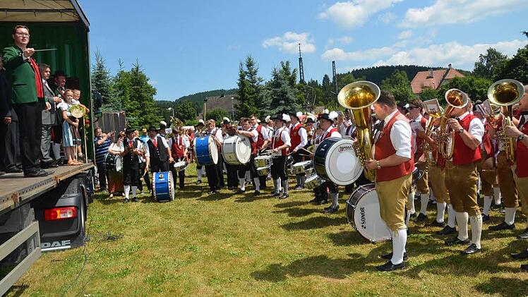Den Gemeinschaftschor dirigierte der engagierte Vorsitzende und Dirigent des Musikvereins Pressig, Daniel Hilbert. Er war der Mann dieser Tage.