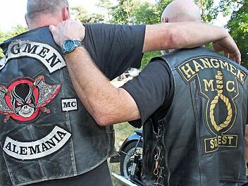 Die Freundschaften unter Motorradclubmitgliedern sind eng, wie Brüder fühlen sich die Männer, obwohl der eine aus Maßbach der andere aus dem fernen Arizona kommt. An den Clubjacken ist zu erkennen, aus welchem Land ein Hangmen ist. Fotos: Heike Beudert