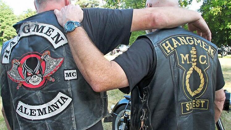 Die Freundschaften unter Motorradclubmitgliedern sind eng, wie Brüder fühlen sich die Männer, obwohl der eine aus Maßbach der andere aus dem fernen Arizona kommt. An den Clubjacken ist zu erkennen, aus welchem Land ein Hangmen ist. Fotos: Heike Beudert