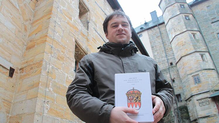 Marcus Mühlnikel ist der erste Miitarbeiter des Instituts für Fränkische Landesgeschichte. Das Institut ist derzeit im Carl-Maximilian-Bau untergebracht, soll aber nach der Sanierung in den Nordflügel (links) umziehen. Alexander Hartmann