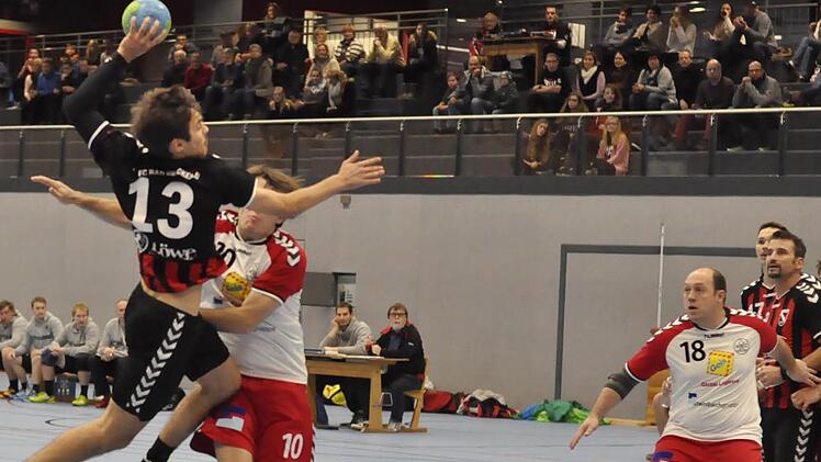 Trainer Klaus Sieß kümmert sich beim FC Bad Brückenau hervorragend um die Handballer. Entsprechend sind seine Mannen - wie hier Tom Schumm oft nicht aufzuhalten. Für die Trainerarbeit gebührte Sieß in der Generalversammlung der Dank des Vorsitzenden.  Foto: Anja Schmitt/Archiv