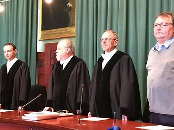 Versuchter Totschlag: Am Freitag wurde der Messerstecher von Bad Berneck verurteilt. Im Bild die Strafkammer des Landgerichts Bayreuth mit (von links) Clemens Haseloff, Vorsitzendem Werner Kahler, Reinhard Schwarz und Gerd Rieß. Foto: Stephan Tiroch