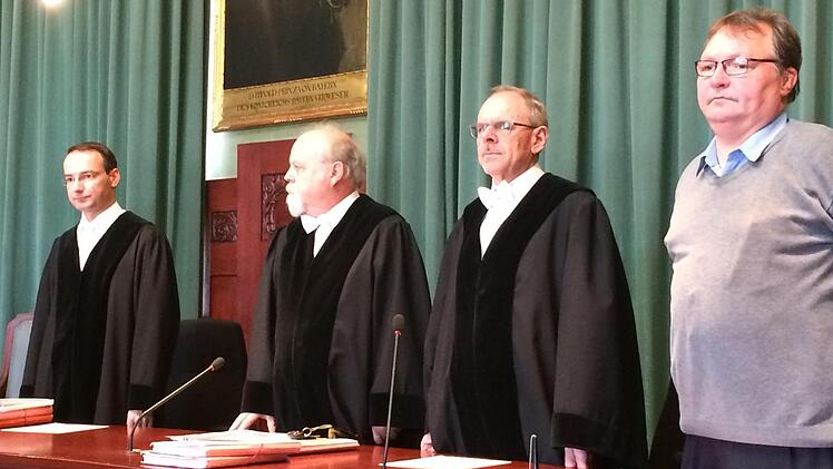 Versuchter Totschlag: Am Freitag wurde der Messerstecher von Bad Berneck verurteilt. Im Bild die Strafkammer des Landgerichts Bayreuth mit (von links) Clemens Haseloff, Vorsitzendem Werner Kahler, Reinhard Schwarz und Gerd Rieß. Foto: Stephan Tiroch