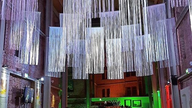 In der K&uuml;hnlenzpassage zeigt sich, dass auch Vereine einen gro&szlig;en Beitrag zum Lichtevent stemmen k&ouml;nnen. Foto: Yvonne Mei&szlig;ner