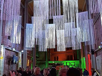 In der Kühnlenzpassage zeigt sich, dass auch Vereine einen großen Beitrag zum Lichtevent stemmen können. Foto: Yvonne Meißner