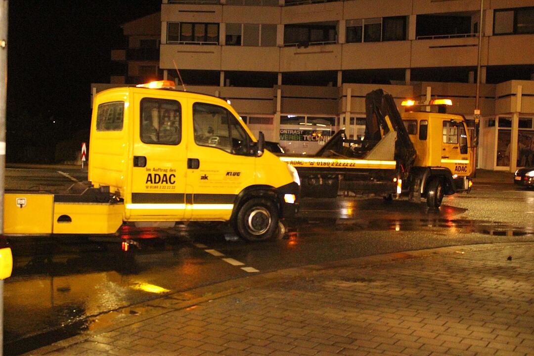 Unfall Bayreuth: Feuerwehr rettet Frau aus Auto