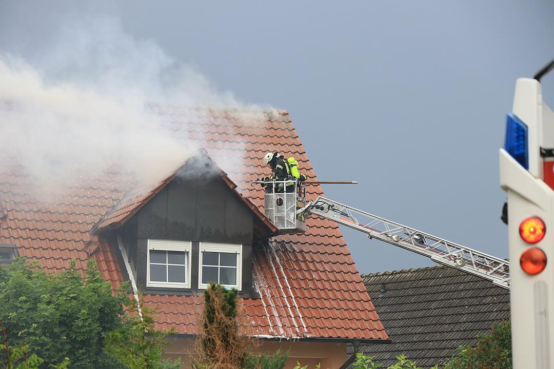 Blitzeinschlag: Dachstuhl geht nach Gewitter in Flammen auf
