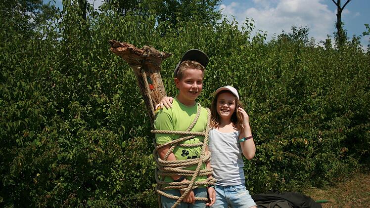 Mila Fischer und Jan Haderlein am Marterpfahl