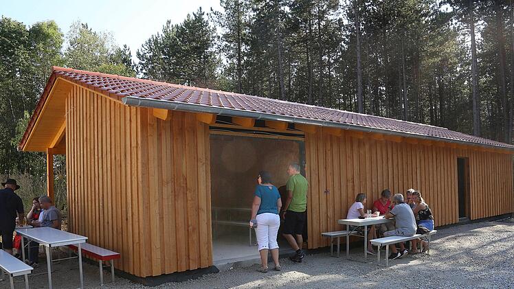 Dieses Blockhaus auf dem Michelsberg, direkt neben dem Bienenhaus des Imkervereins Münnerstadt, dient als neuer Bienenlehrstand. Zwar sind noch einige Innen-Ausbauarbeiten nötig, aber bei der Ambrosiusfeier am Sonntag wurde er geweiht. Foto: Dieter Britz