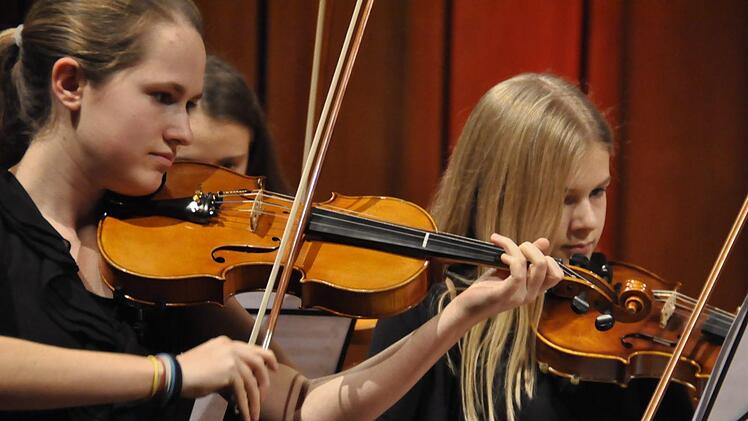 Das Streichorchester der Städtischen Musikschule Bad Kissingen unter der Leitung von Matthias Klink und von Barbara Moritz am Flügel begleitet. Peter Klopf