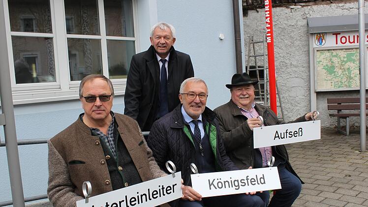 Die Bürgermeister (von  links) Gerhard Riediger, Helmut Krämer und Ludwig Bäuerlein beim Probesitzen, dahinter Landrat Johann KalbCarmen Schwind