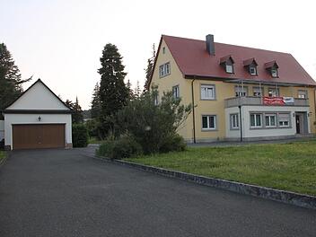 Hinter dieser  Villa in der Altenkunstadter Theodor-Heuß-Straße baut das BRK sein "Haus  des Kindes plus" mit 24 Krippen-, 25 Kindergarten- und 40 Hortplätzen. Das  Nebengebäude (links im Bild) muss einer Zufahrt und Stellplätzen weichen.  Stephan Stöckel