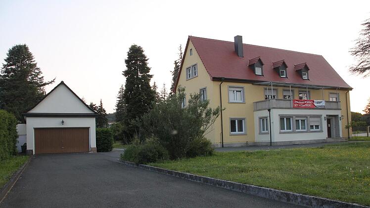 Hinter dieser  Villa in der Altenkunstadter Theodor-Heuß-Straße baut das BRK sein "Haus  des Kindes plus" mit 24 Krippen-, 25 Kindergarten- und 40 Hortplätzen. Das  Nebengebäude (links im Bild) muss einer Zufahrt und Stellplätzen weichen.  Stephan Stöckel