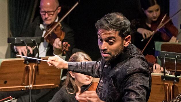 Reichlich Beifall gab es f&uuml;r GMD-Aspirant Harish Shankar im Landestheater.Foto: Jochen Berger