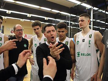 Die Baunacher werden künftig nicht mehr in der ProB spielen; von links: Brandon Tischler, Mateo Seric (verdeckt), Teammanager Jörg Mausolf, Felix Edwardsson, Trainer Mario Dugandzic, Nicholas Tischler und Leo Saffer. Foto: sportpresss