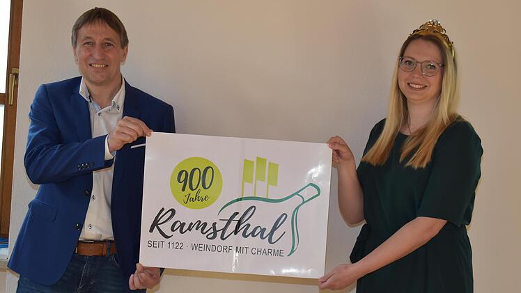 Bürgermeister Rainer Morper und Weinprinzessin Mirjam Gößmann-Schmitt zeigen das neue Logo.