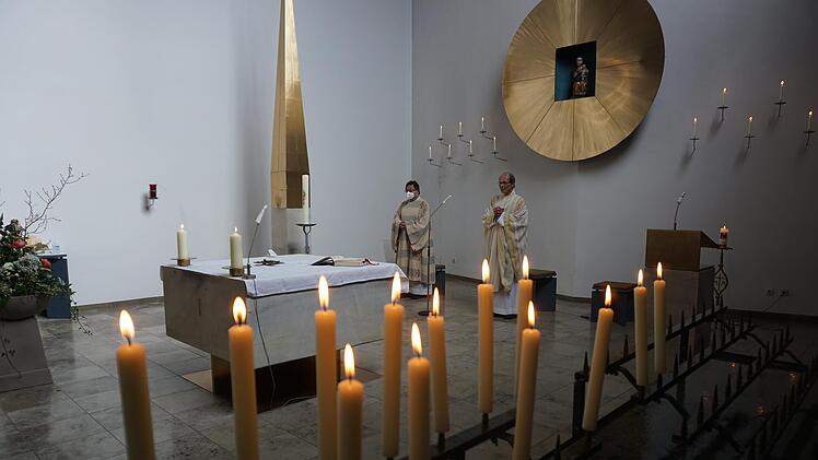 Gottesdienst Pfarrer Hans Thurn und Diakon Kim Sell zelebrierten den Gottesdienst. Foto: Marion Eckert