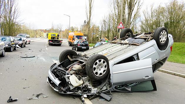 Auto landet nach Zusammenprall bei Himmelkron spektakul&auml;r