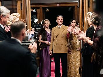 Bei einer Filmpremiere lassen sich Magda Goebbels (Franziska Weisz, links), Joseph Goebbels (Robert Stadlober) und Lida Baarova (Katia Fellin) feiern.