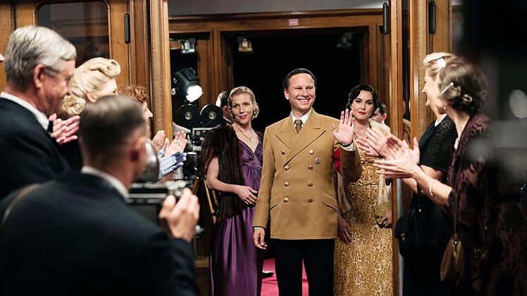 Bei einer Filmpremiere lassen sich Magda Goebbels (Franziska Weisz, links), Joseph Goebbels (Robert Stadlober) und Lida Baarova (Katia Fellin) feiern.