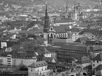 Blick &uuml;ber W&uuml;rzburg (Schwarz-Wei&szlig;-Bild)