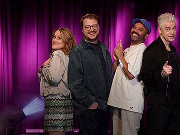 Lisa Feller (von links), Maxi Gstettenbauer, Simon Pearce und Michael Mittermeier stellen sich in dem neuen BR-Comedy-Format einer ungew&ouml;hnlichen Challenge.