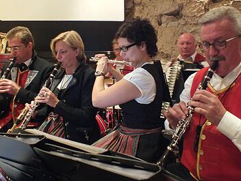 Georg Römer (r.) machte Musik mit der Hornochsenband und überreichte als Vorsitzender des Heimatvereins die Höchstadter Ziegel. Fotos: maw