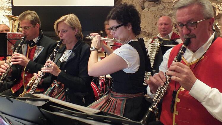 Georg Römer (r.) machte Musik mit der Hornochsenband und überreichte als Vorsitzender des Heimatvereins die Höchstadter Ziegel. Fotos: maw