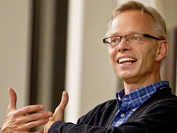 "Lassen Sie den Klang einfach strömen": Peter Stenglein bei der Probenarbeit an Bachs h-Moll-Messe. Foto: Jochen Berger