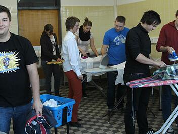 Im Kurs für Haushaltsführung lernten die Teilnehmer unter anderem das richtige Waschen, Bügeln und Zusammenlegen von Wäsche. Sie hatten dabei viel Freude. Von links: Maximilian Löffler, Lena Zehnter, Kursleiterin Marina Herr, Katrin Zehnter, Johannes Lazarus, Andreas Herrmann und Andreas Sohr.