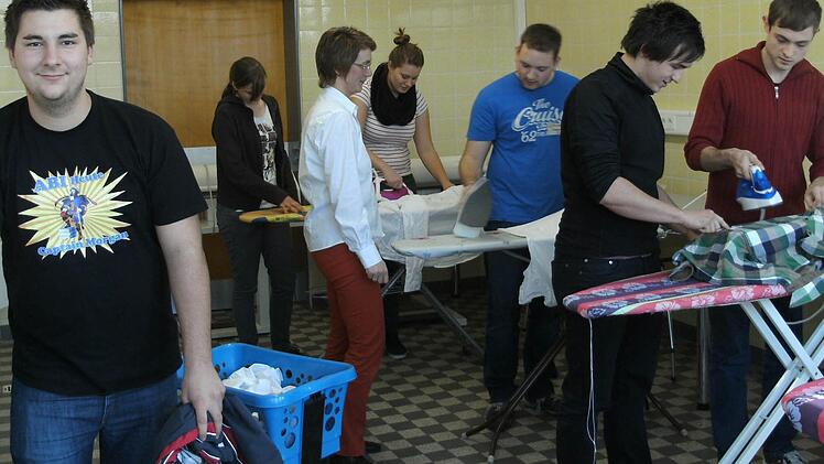 Im Kurs für Haushaltsführung lernten die Teilnehmer unter anderem das richtige Waschen, Bügeln und Zusammenlegen von Wäsche. Sie hatten dabei viel Freude. Von links: Maximilian Löffler, Lena Zehnter, Kursleiterin Marina Herr, Katrin Zehnter, Johannes Lazarus, Andreas Herrmann und Andreas Sohr.