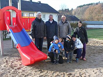 In Ludwigsstadt wurde in der Thünahofer Straße ein neuer Spielplatz übergeben. Im Bild (vordere Reihe, von links): Tim Deisinger, Silvia Deisinger, Alican Hümmer, Tim Hümmer und Nesrin Hümmer; (hintere Reihe, von links): Bürgermeister Timo Ehrhardt sowie die Vorstände der Oberfränkischen Baugenossenschaft, Alexander Kleylein und Uwe Döring. Foto: Veronika Schadeck