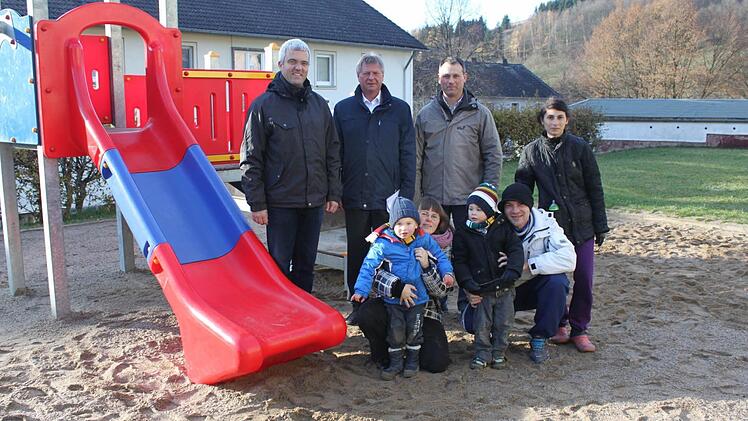 In Ludwigsstadt wurde in der Thünahofer Straße ein neuer Spielplatz übergeben. Im Bild (vordere Reihe, von links): Tim Deisinger, Silvia Deisinger, Alican Hümmer, Tim Hümmer und Nesrin Hümmer; (hintere Reihe, von links): Bürgermeister Timo Ehrhardt sowie die Vorstände der Oberfränkischen Baugenossenschaft, Alexander Kleylein und Uwe Döring. Foto: Veronika Schadeck
