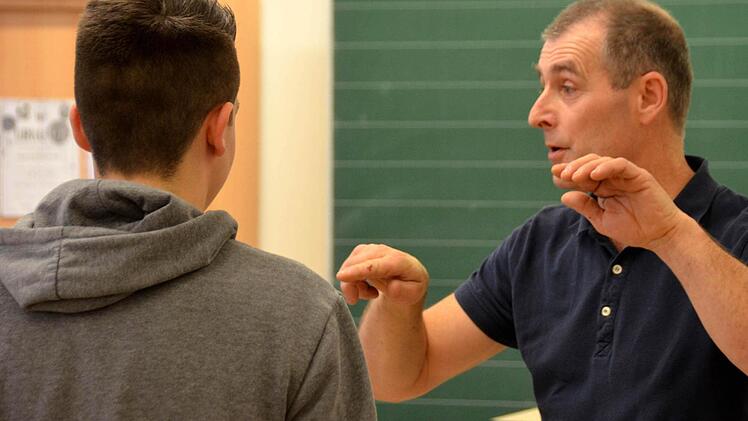 Bernd Mergler von der Aktionsgemeinschaft Sozialstation Würzburg mit Schülern im Antigewaltkurs.  Foto: Rauch