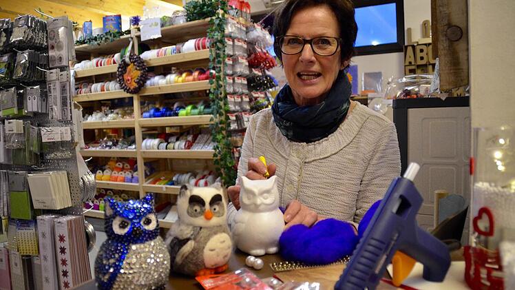 Im Bastelladen von Karin Grom ist der Trend hin zur Individualität spürbar. Nicht nur Dekorationen, sondern auch Geschenke werden immer öfter selbst angefertigt. Hier zeigt sie, wie eine Styroporfigur bearbeitet werden kann. Foto: Kathrin Kupka-Hahn