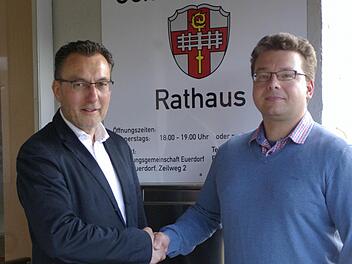 Mit Hartmut Vierle (rechts) vereidigte Bürgermeister Thomas Hack (links) den Nachfolger von Hans-Jörg Kaiser im Auraer Ratsgremium.  Fotos: Winfried Ehling
