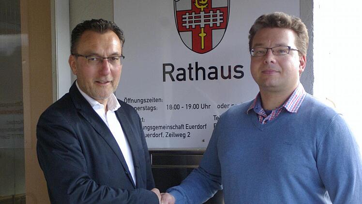 Mit Hartmut Vierle (rechts) vereidigte Bürgermeister Thomas Hack (links) den Nachfolger von Hans-Jörg Kaiser im Auraer Ratsgremium.  Fotos: Winfried Ehling