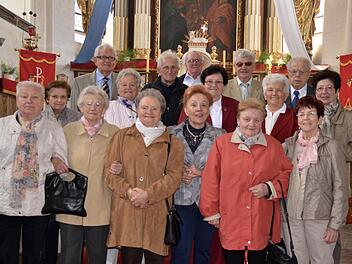 Ihre Gnaden-Kommunion haben diese 16 Männer und Frauen des Jahrgangs 1936/37 gefeiert, die allesamt aus der Pfarrei Burkardroth stammen.  Fotos: Kathrin Kupka-Hahn