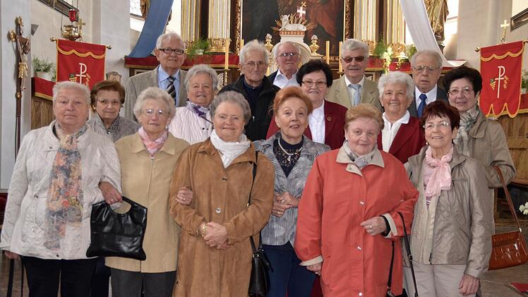 Ihre Gnaden-Kommunion haben diese 16 Männer und Frauen des Jahrgangs 1936/37 gefeiert, die allesamt aus der Pfarrei Burkardroth stammen.  Fotos: Kathrin Kupka-Hahn
