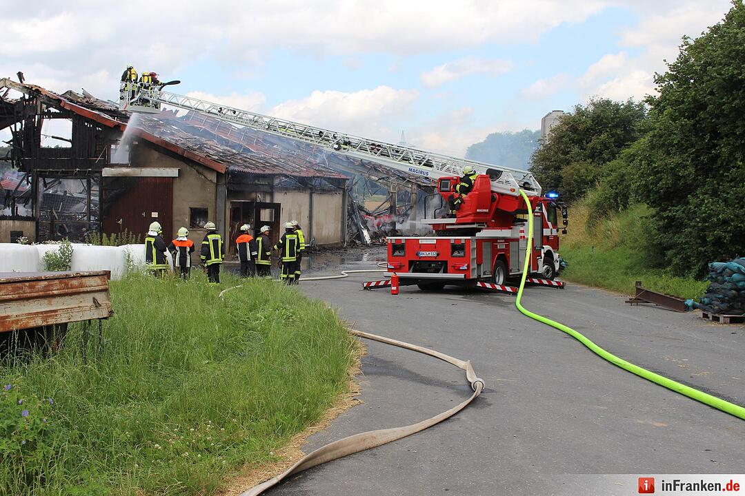 Landwirtschaftliches Anwesen in Vollbrand - 150 bis 200 Kuehe qualvoll verendet