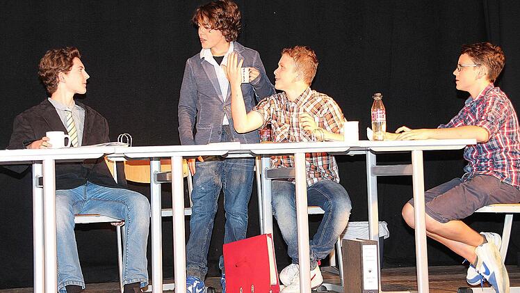 Schüler zeigten in dem Stück "Schule - Deine Zukunft" Szenen aus dem Alltag. Foto: Dieter Britz