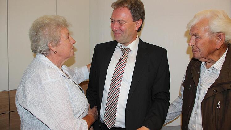 Zu den ersten Gratulanten von Klaus Löffler zählten seine extrem stolzen Eltern.  Foto: Veronika Schadeck