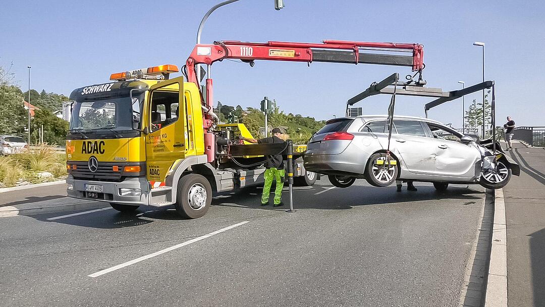 Würzburg: Auto droht nach Unfall von Brücke zu stürzen