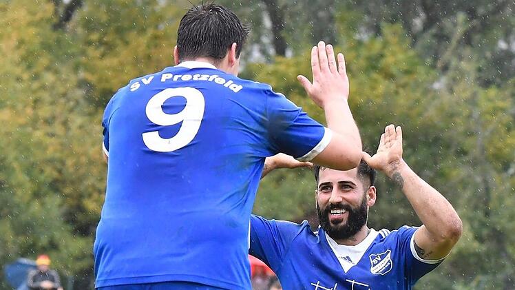 Wehe, wenn sie losgelassen werden: Volkan Güla (r.,   13 Tore) und Raphael Porzelt (l., 23 Tore) sind neben Michael Streibel (13 Tore) und Dominik Baier (11 Tore) die offensiven Erfolgsgaranten des SV Pretzfeld. Am Sonntag reist der Tabellenführer der A-Klasse 3 zum Spitzenspiel nach Reuth (2.).Sportfoto Zink