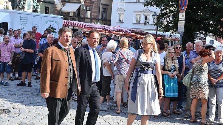 Der Präsident des bayerischen Landkreistages, Christian Bernreiter  (links) und Bundestagsvizepräsident Hans-Peter Friedrich in charmanter BegleitungFoto: Ronald Rinklef
