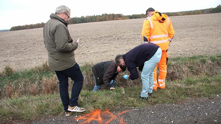 Bürgermeister Klaus Schumann mit den Mitarbeitern des Wasserwirtschaftsamtes und Bauhofleiter Frank Jordan Fotos: Richard Sänger