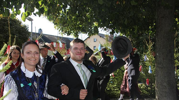 Sechs Zechpaare und vier Kellner zogen unter Begleitung des Musikvereins Kehlbach, durch das Dorf. Foto: Veronika Schadeck