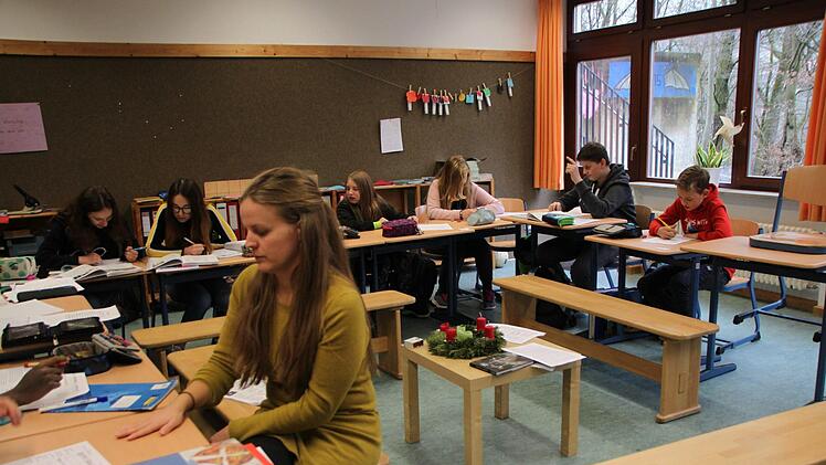 Sie sitzen in  einem Raum, aber jeder löst andere Aufgaben: Schüler der 6. und 7. Klasse lernen gemeinsam. Foto: Ulrike Müller