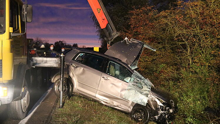 Auto überschlägt sich auf der B8: Fahrerin verletzt